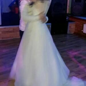 Newlyweds’ Magical Moment on the Dance Floor Takes an Unexpected Turn When Guests Spotted Something at the Bride’s Feet