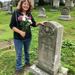 Old Woman Brought Son’s Favorite Pastry to His Grave & Found Note Saying ‘Thank You’ upon Her Return