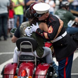 Female biker’s gesture at Rolling Thunder makes people clap