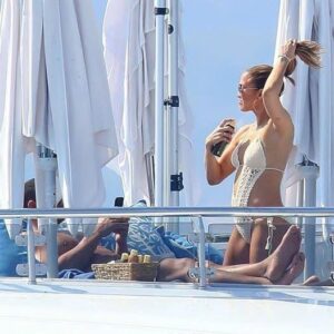 Jennifer Lopez, 54, is showing off her new boyfriend… Jennifer Lopez, 54, is showing off her new boyfriend…
